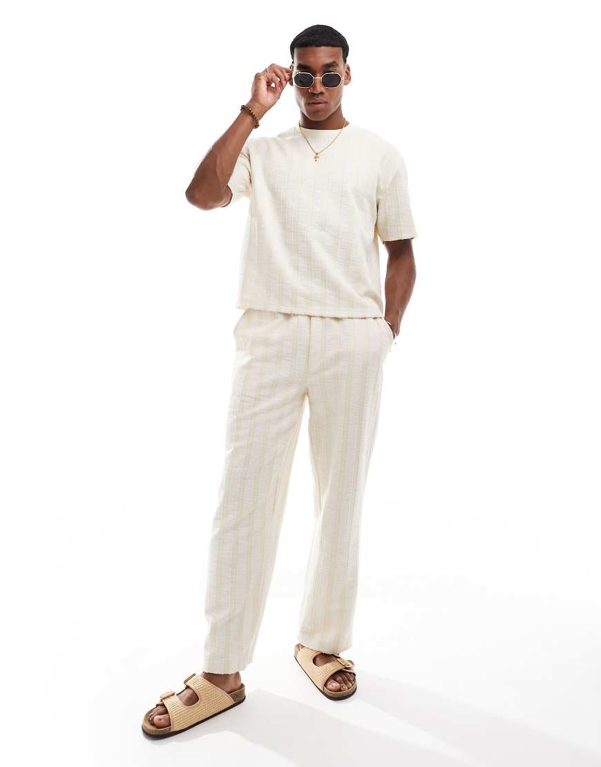 ASOS DESIGN - Weite, gestreifte Hose in neutralem Farbton mit Kordelzug in der Taille, Kombiteil von ASOS DESIGN