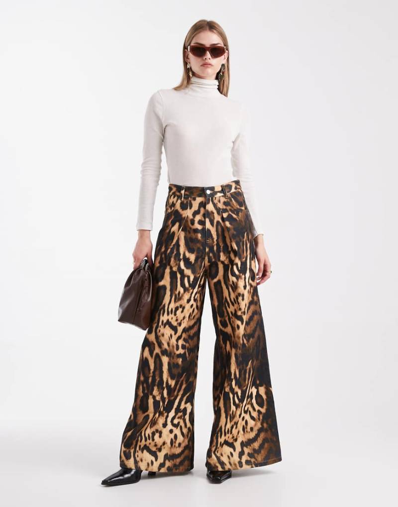 ASOS DESIGN - Weite, lockere Dad Jeans mit Animal-Print-Bunt von ASOS DESIGN