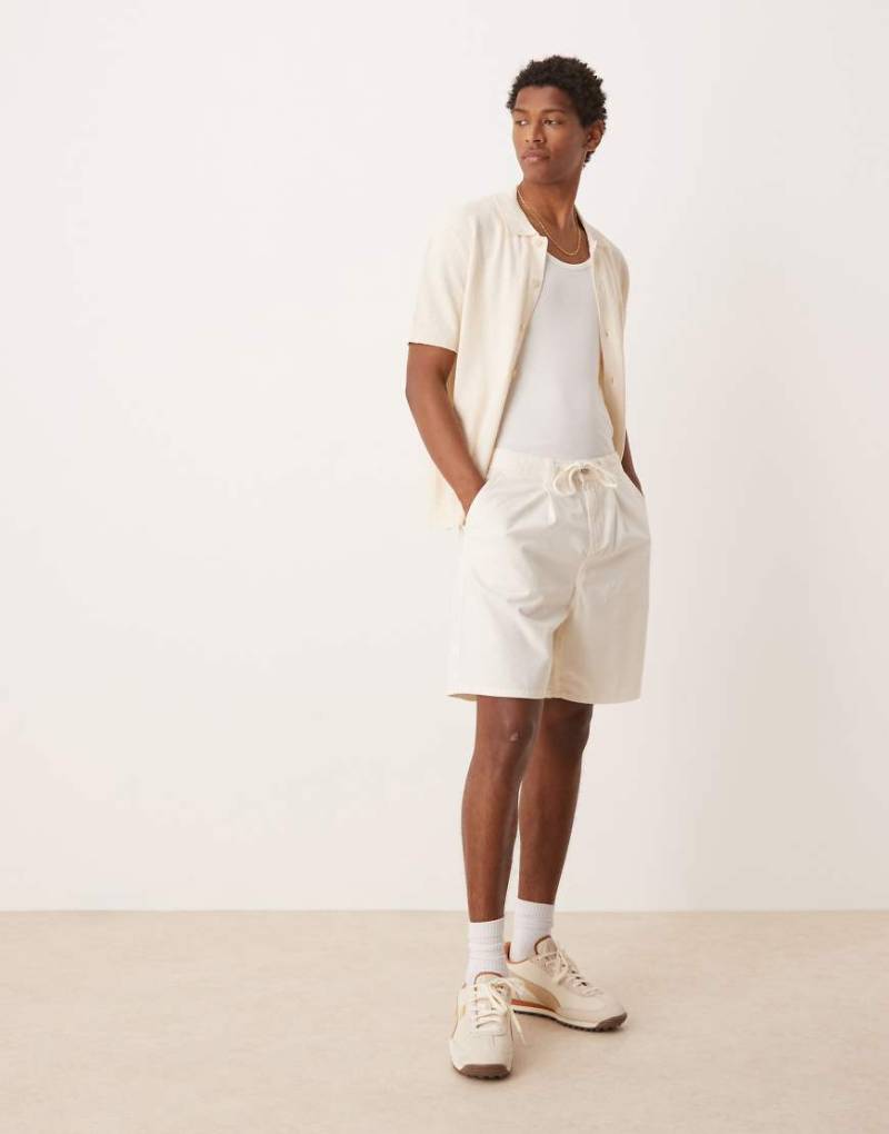 ASOS DESIGN - Weite, mittellange Shorts in Weiß mit Tunnelzug und Bundfalten von ASOS DESIGN