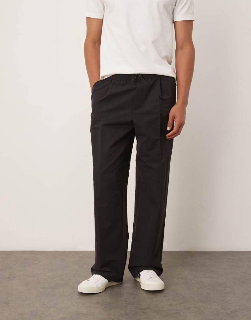 ASOS DESIGN - Weite Anzughose aus lässigem Funktionsstoff in Schwarz von ASOS DESIGN