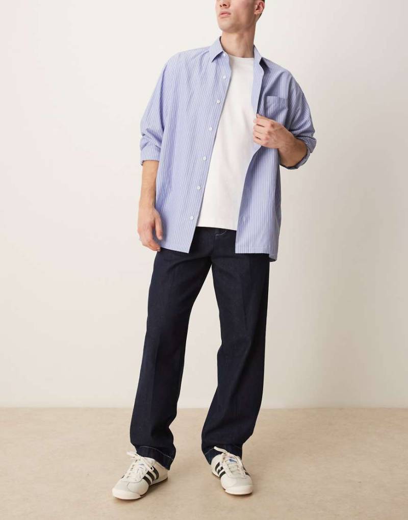 ASOS DESIGN - Weite Arbeitsjeans mit Raw-Waschung-Blau von ASOS DESIGN