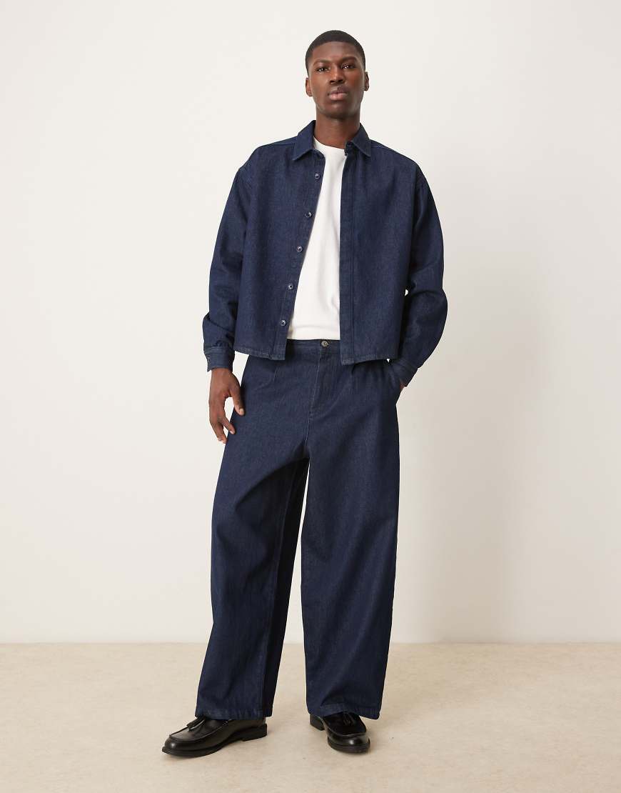 ASOS DESIGN - Weite Ballon-Jeans in indigoblauer Waschung mit eleganten Bundfalten, Kombiteil ASOS DESIGN - Weite Ballon-Jeans in indigoblauer Waschung mit eleganten Bundfalten, Kombiteil von ASOS DESIGN