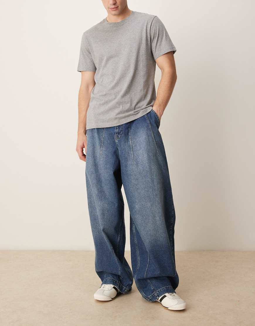ASOS DESIGN - Weite Balloon-Jeans in mittelblauer Waschung mit Tönung ASOS DESIGN - Weite Balloon-Jeans in mittelblauer Waschung mit Tönung von ASOS DESIGN