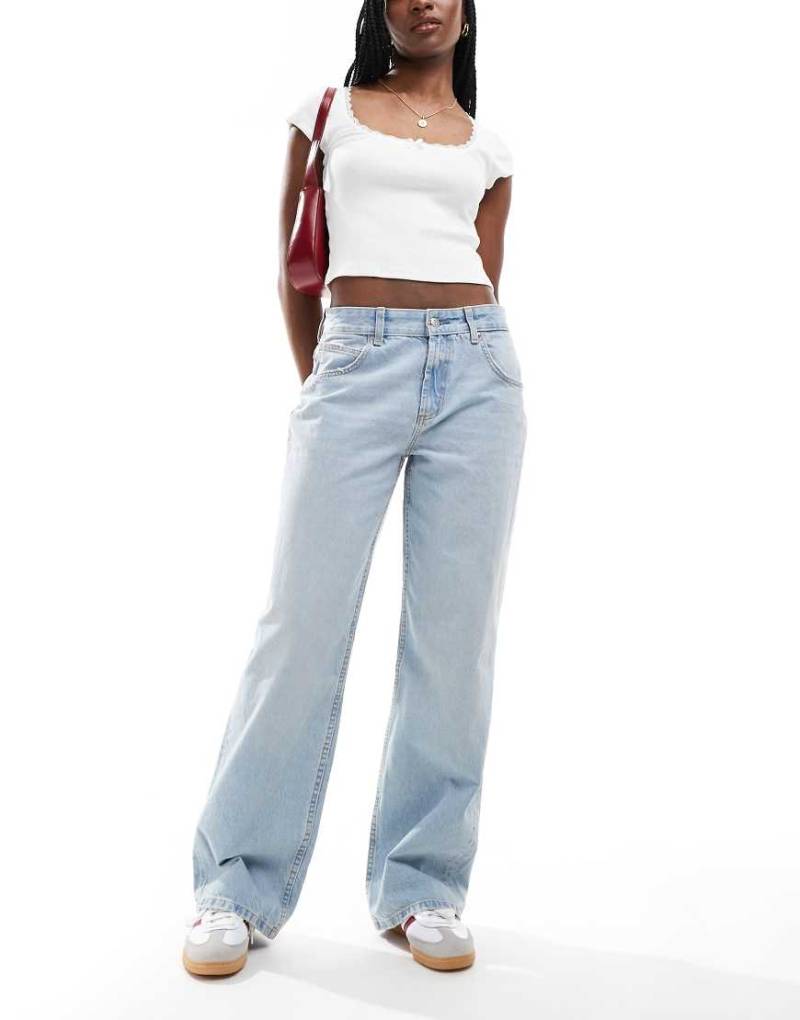 ASOS DESIGN - Weite Jeans in Hellblau von ASOS DESIGN