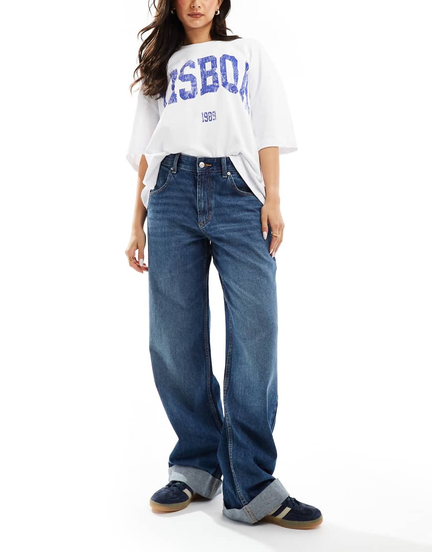 ASOS DESIGN - Weite Jeans in Mittelblau mit umgeschlagenem Saum ASOS DESIGN - Weite Jeans in Mittelblau mit umgeschlagenem Saum von ASOS DESIGN