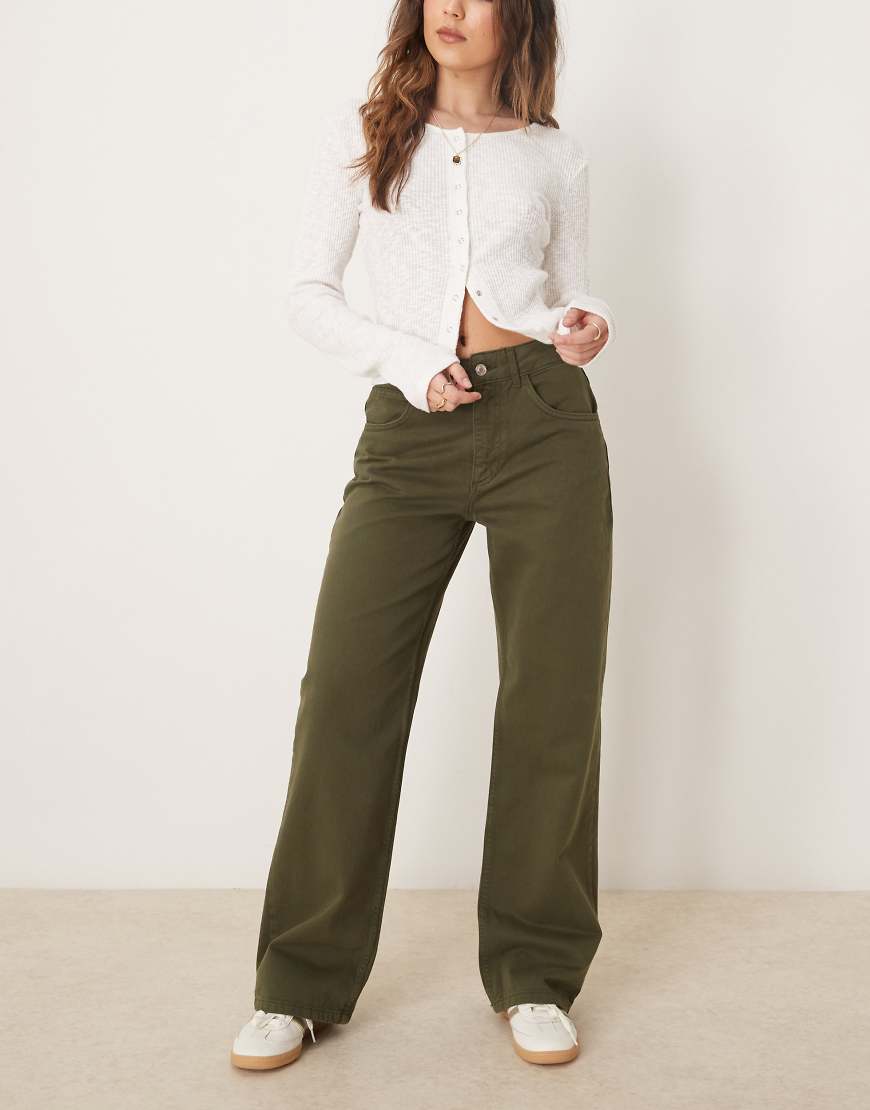 ASOS DESIGN - Weite Boyfriend-Jeans in Tannengrün von ASOS DESIGN