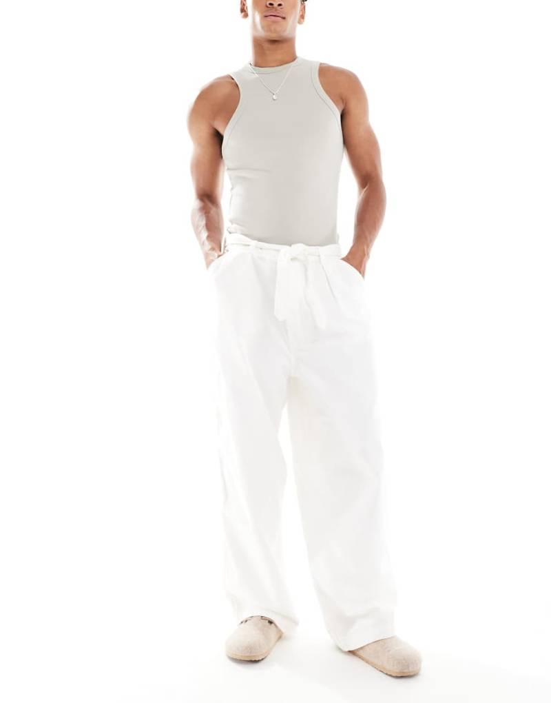 ASOS DESIGN - Hose in Ecru mit weitem Bein, Bundfalten und Bindegürtel-Weiß von ASOS DESIGN