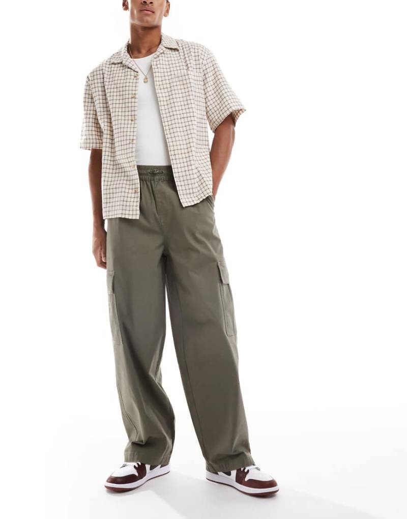 ASOS DESIGN - Weite Cargo-Schlupfhose in Khaki-Grün von ASOS DESIGN
