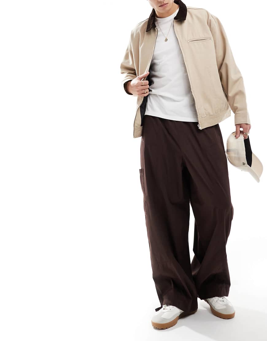 ASOS DESIGN - Besonders weit geschnittene Cargohose in Braun mit Einsatzdetail ASOS DESIGN - Besonders weit geschnittene Cargohose in Braun mit Einsatzdetail von ASOS DESIGN