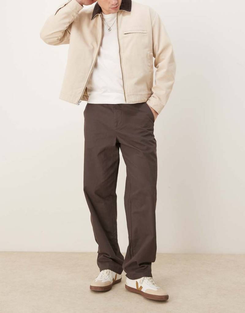 ASOS DESIGN - Weite Chinohose in Braun von ASOS DESIGN