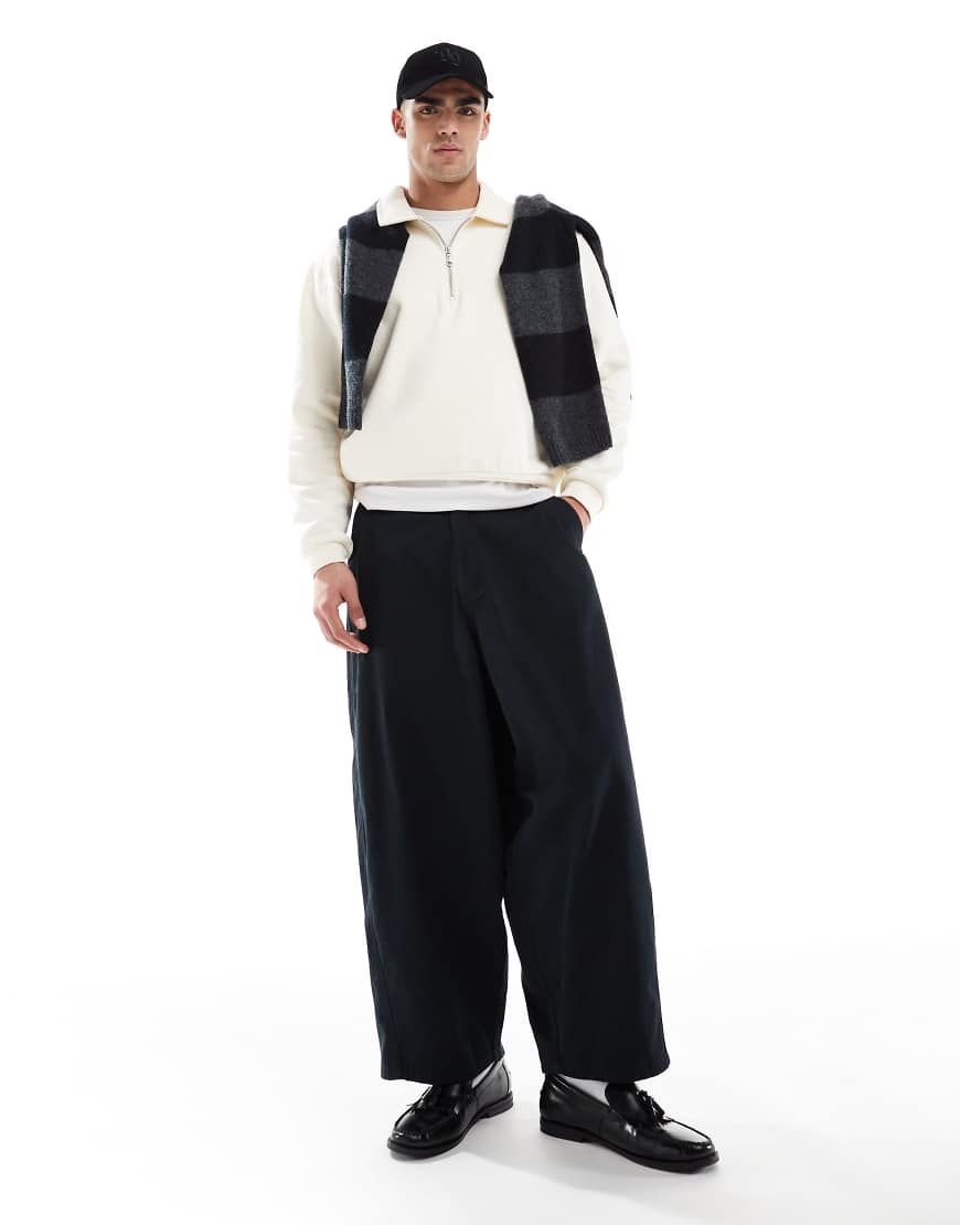 ASOS DESIGN - Weite Oversize-Chinohose in Schwarz ASOS DESIGN - Weite Oversize-Chinohose in Schwarz von ASOS DESIGN