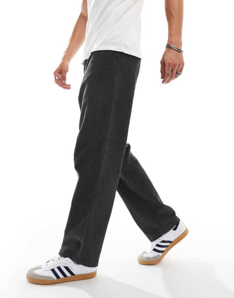 ASOS DESIGN - Weite Cordhose in Anthrazit-Schwarz von ASOS DESIGN
