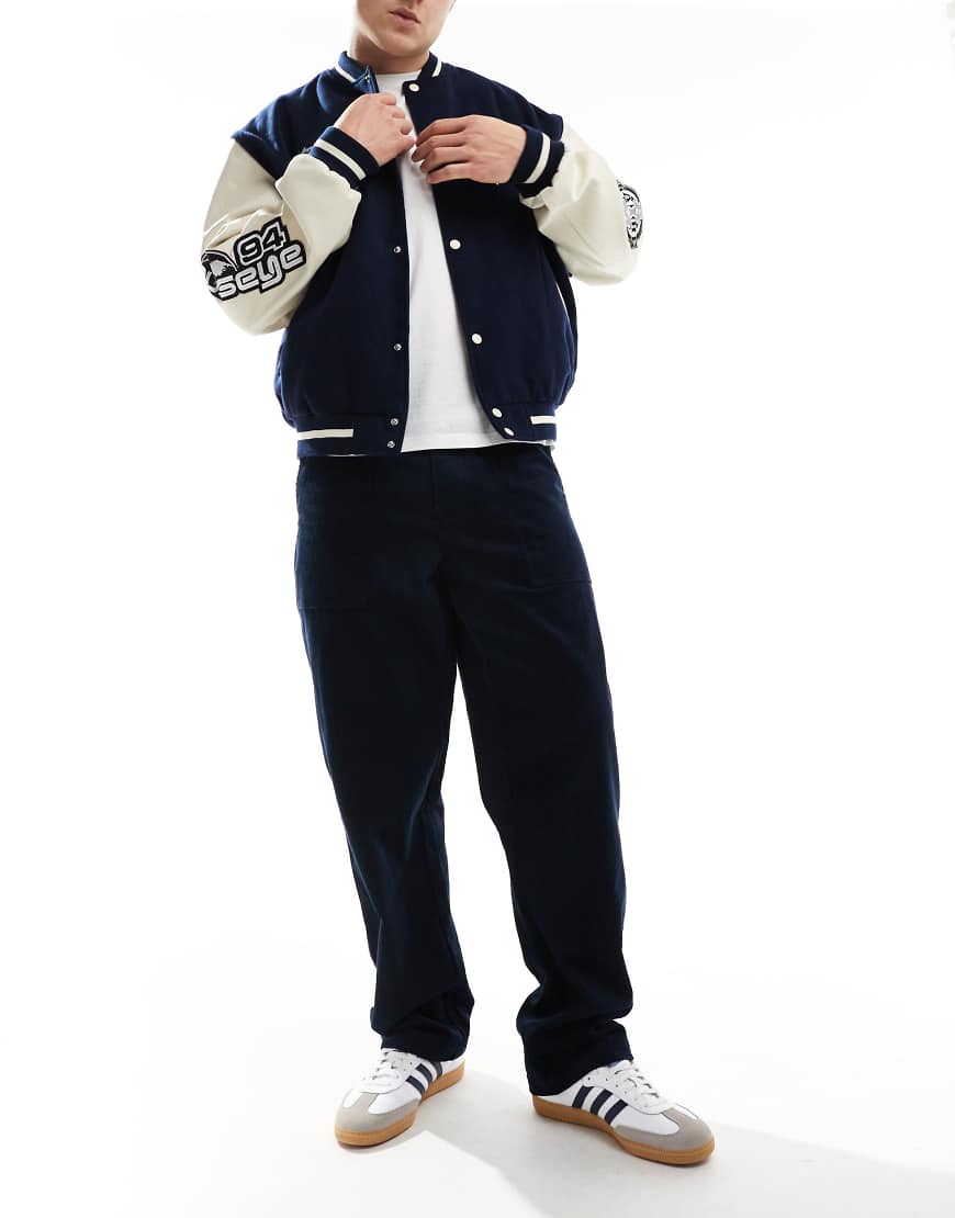 ASOS DESIGN - Weite Cordhose in Marineblau-Grau ASOS DESIGN - Weite Cordhose in Marineblau-Grau von ASOS DESIGN