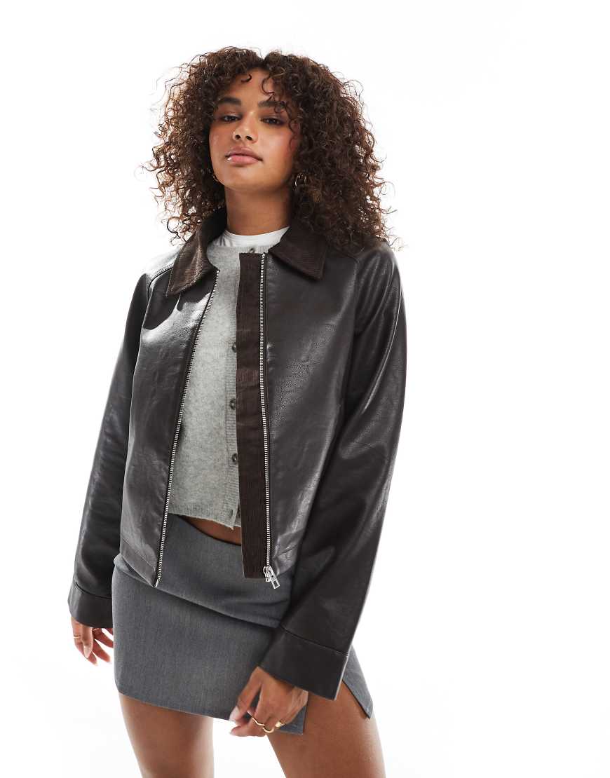 ASOS DESIGN - Weite Cropped Barn-Jacke in Braun mit Leder-Optik-Grün ASOS DESIGN - Weite Cropped Barn-Jacke in Braun mit Leder-Optik-Grün von ASOS DESIGN