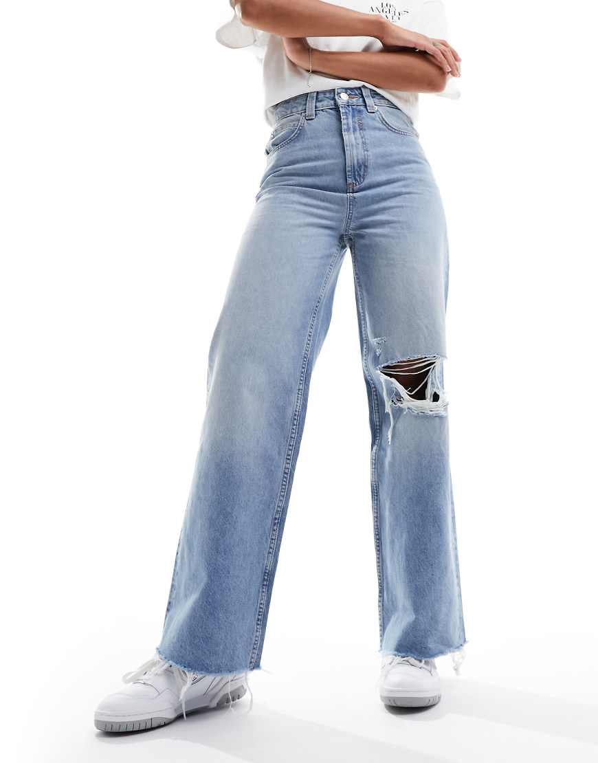 ASOS DESIGN - Weite Dad-Jeans in Mittelblau mit Zierrissen ASOS DESIGN - Weite Dad-Jeans in Mittelblau mit Zierrissen von ASOS DESIGN