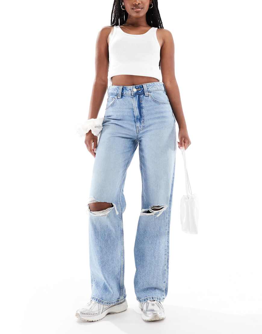 ASOS DESIGN - Weite Dad-Jeans in heller Waschung mit Knierissen-Blau von ASOS DESIGN