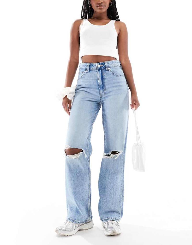 ASOS DESIGN - Weite Dad-Jeans in heller Waschung mit Knierissen-Blau von ASOS DESIGN
