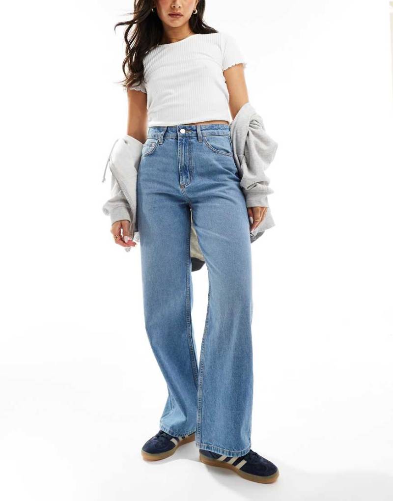ASOS DESIGN - Weite Dad-Jeans in hellem Mittelblau mit hohem Bund von ASOS DESIGN