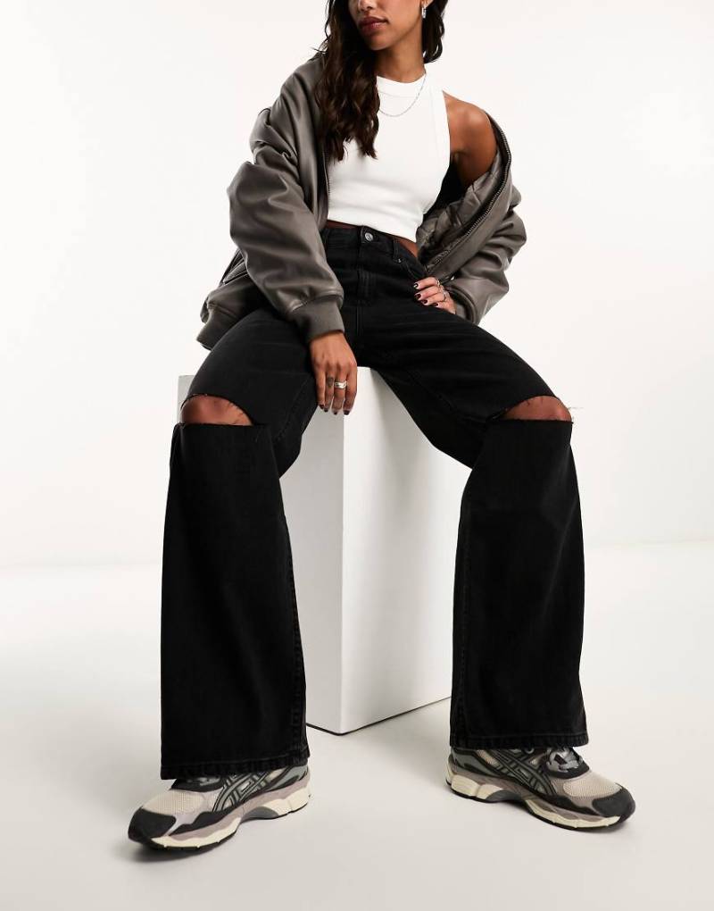 ASOS DESIGN - Weite Dad-Jeans in verwaschenem Schwarz mit Zierrissen von ASOS DESIGN