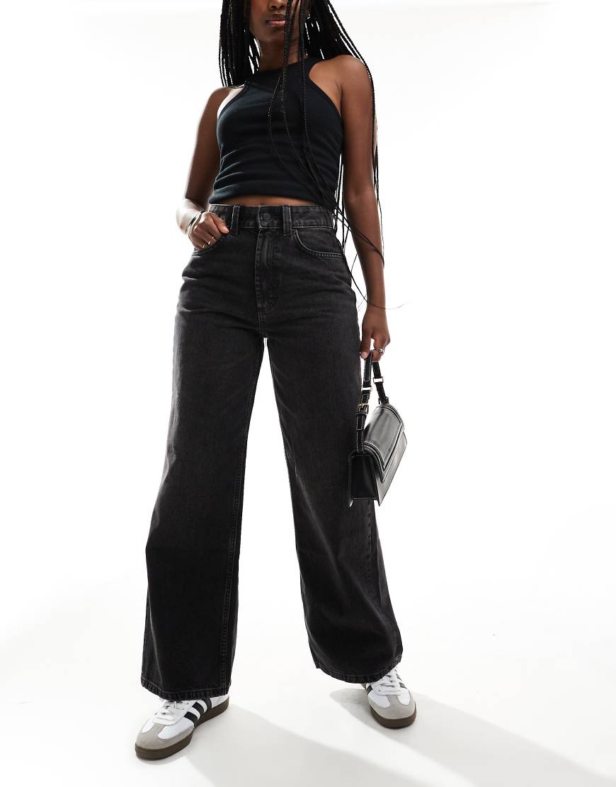 ASOS DESIGN - Weite Dad-Jeans in verwaschenem Schwarz ASOS DESIGN - Weite Dad-Jeans in verwaschenem Schwarz von ASOS DESIGN