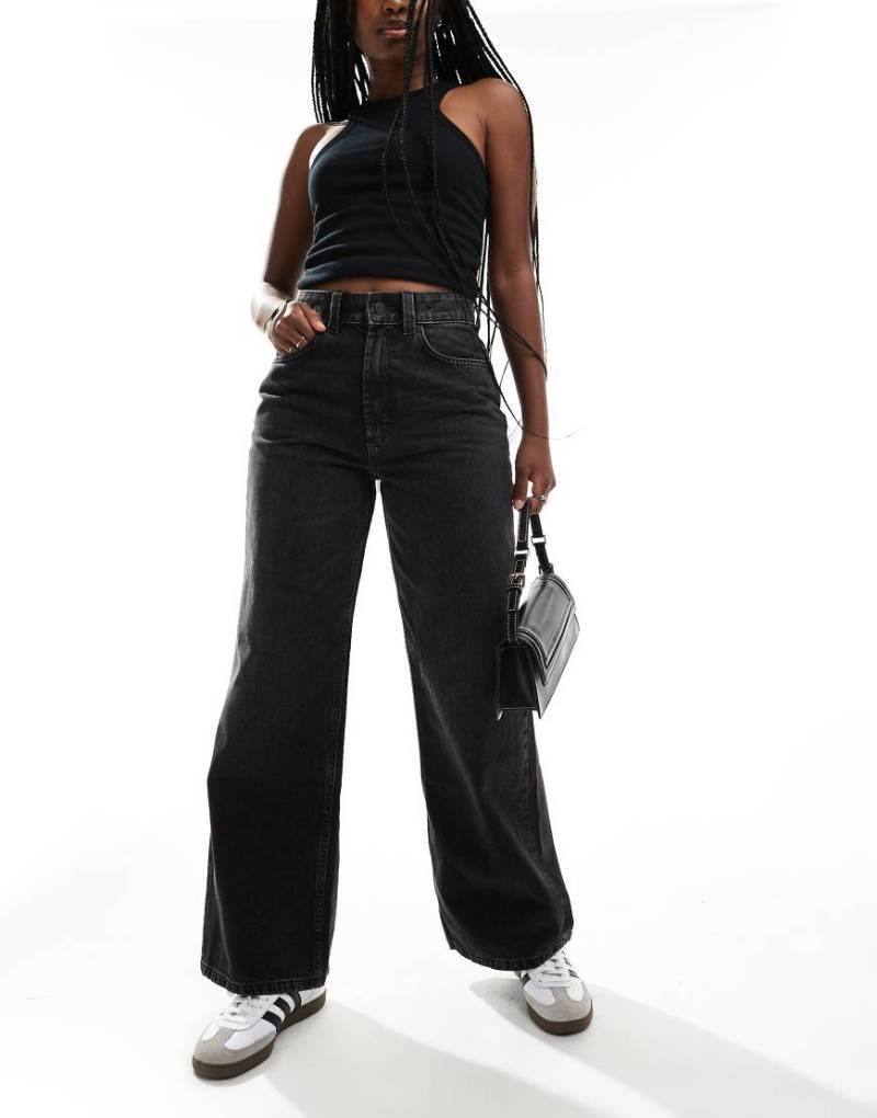 ASOS DESIGN - Weite Dad-Jeans in verwaschenem Schwarz von ASOS DESIGN