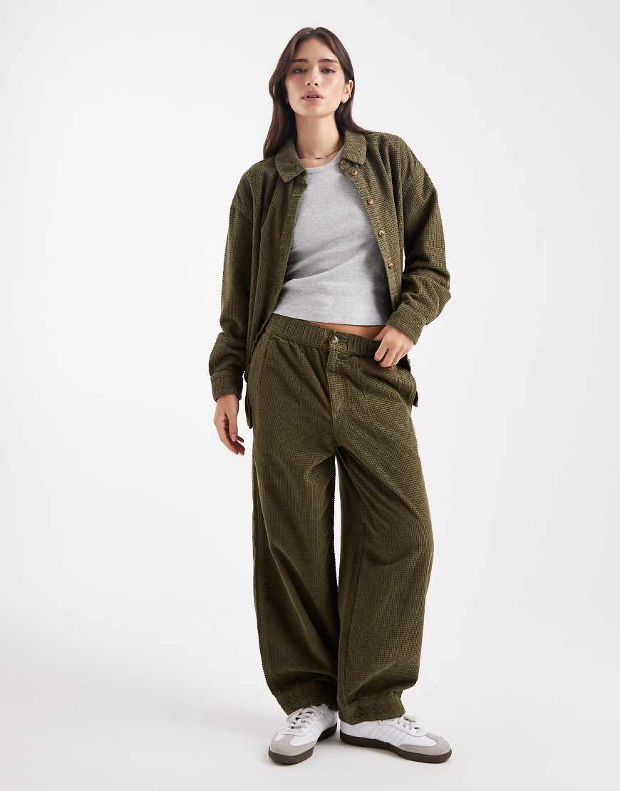 ASOS DESIGN - Weite Hose aus Bubble-Cord in Khaki-Grün von ASOS DESIGN