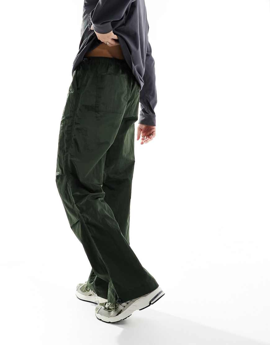 ASOS DESIGN - Weite Hose aus Nylon in Khaki mit breitem Saum-Grün von ASOS DESIGN