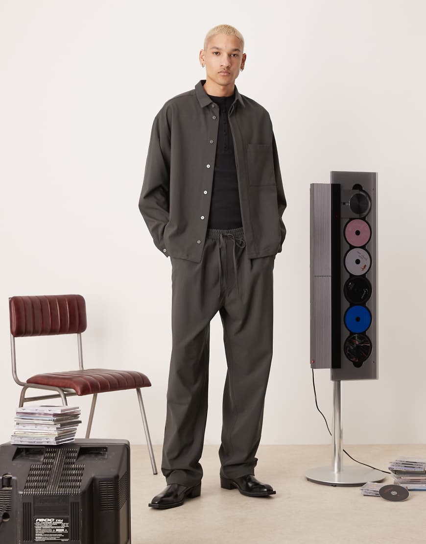 ASOS DESIGN - Weite Hose in Anthrazit, Kombiteil-Grau ASOS DESIGN - Weite Hose in Anthrazit, Kombiteil-Grau von ASOS DESIGN