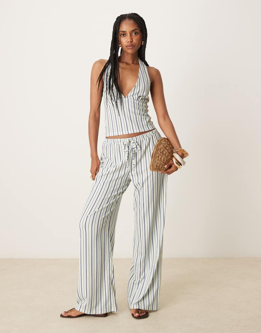 ASOS DESIGN - Weite Hose in Elfenbein mit strukturierten Nadelstreifen und mittelhohem Bund, Kombiteil-Weiß ASOS DESIGN - Weite Hose in Elfenbein mit strukturierten Nadelstreifen und mittelhohem Bund, Kombiteil-Weiß von ASOS DESIGN