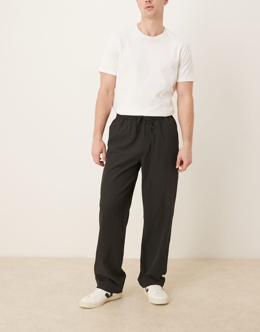 ASOS DESIGN - Weite Hose in Schwarz gestreift-Marineblau ASOS DESIGN - Weite Hose in Schwarz gestreift-Marineblau von ASOS DESIGN