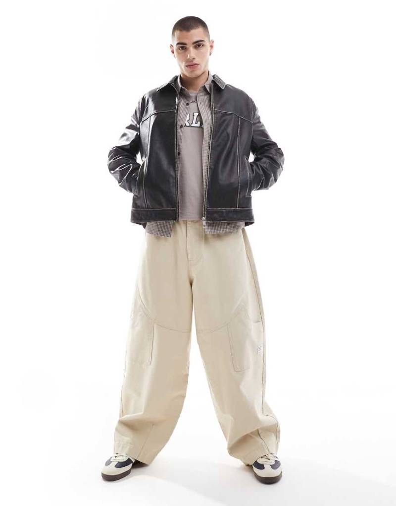 ASOS DESIGN - Weite Hose in Stein mit Workwear-Aufnäher-Neutral von ASOS DESIGN