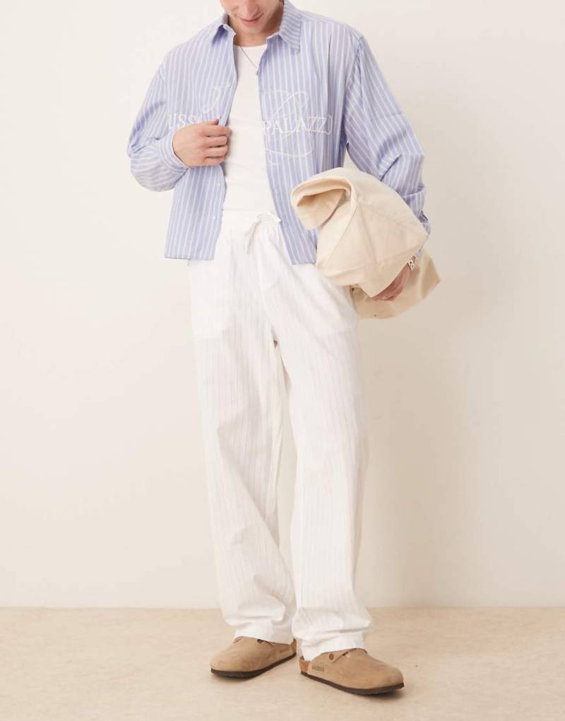ASOS DESIGN - Weite Hose in Weiß gestreift von ASOS DESIGN