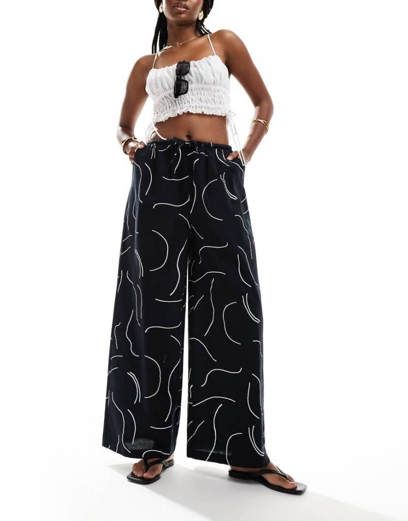 ASOS DESIGN - Weite Hose mit Leinen und Print in Schwarz-Weiß, Kombiteil-Bunt von ASOS DESIGN