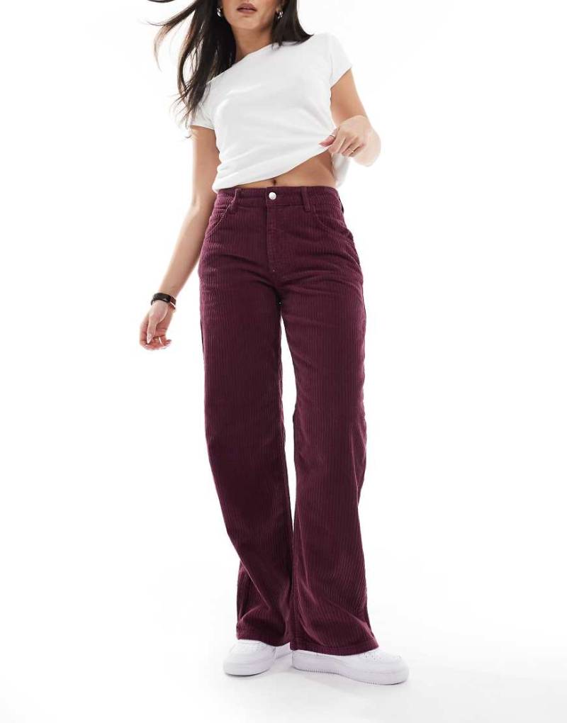 ASOS DESIGN - Weite Jeans aus Cord mit Boyfriend-Schnitt in Pflaumenlila-Rot von ASOS DESIGN