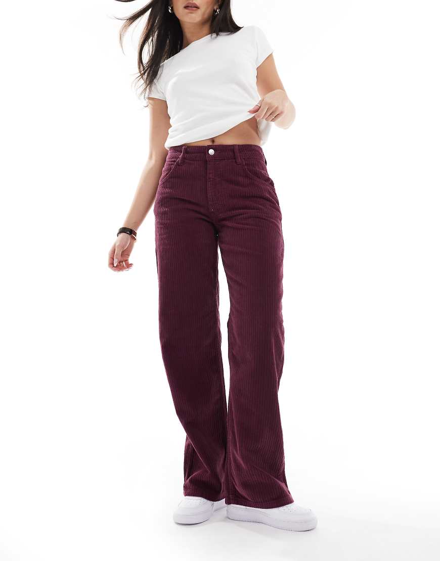 ASOS DESIGN - Weite Jeans aus Cord mit Boyfriend-Schnitt in Pflaumenlila-Rot von ASOS DESIGN