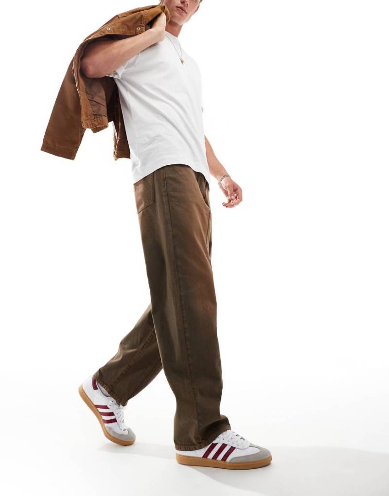 ASOS DESIGN - Weite Jeans in Braun von ASOS DESIGN