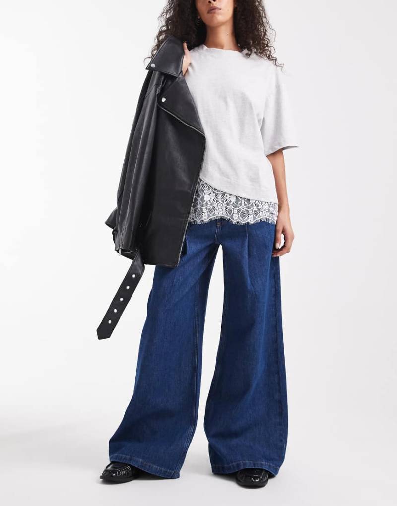 ASOS DESIGN - Weite Jeans in Indigoblau mit Bundfalten von ASOS DESIGN