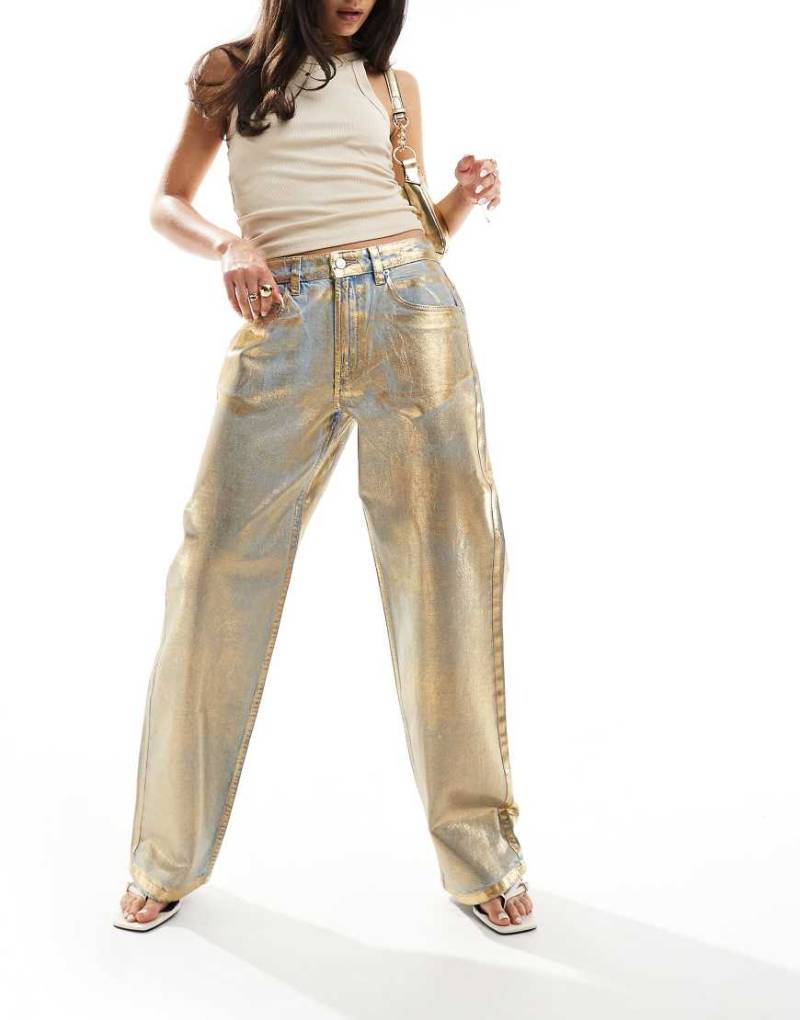 ASOS DESIGN - Weite Jeans in Metallic-Gold-Goldfarben von ASOS DESIGN