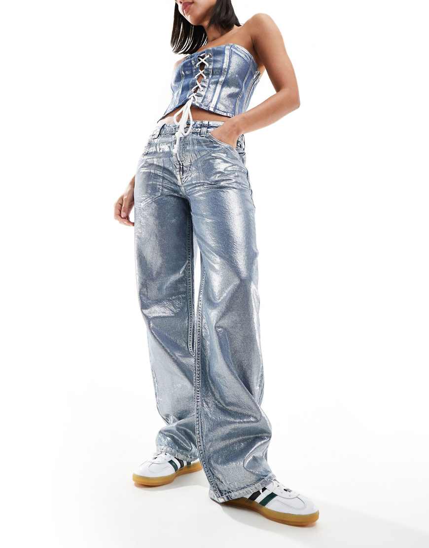 ASOS DESIGN - Weite Jeans in Metallic-Silber-Blau ASOS DESIGN - Weite Jeans in Metallic-Silber-Blau von ASOS DESIGN