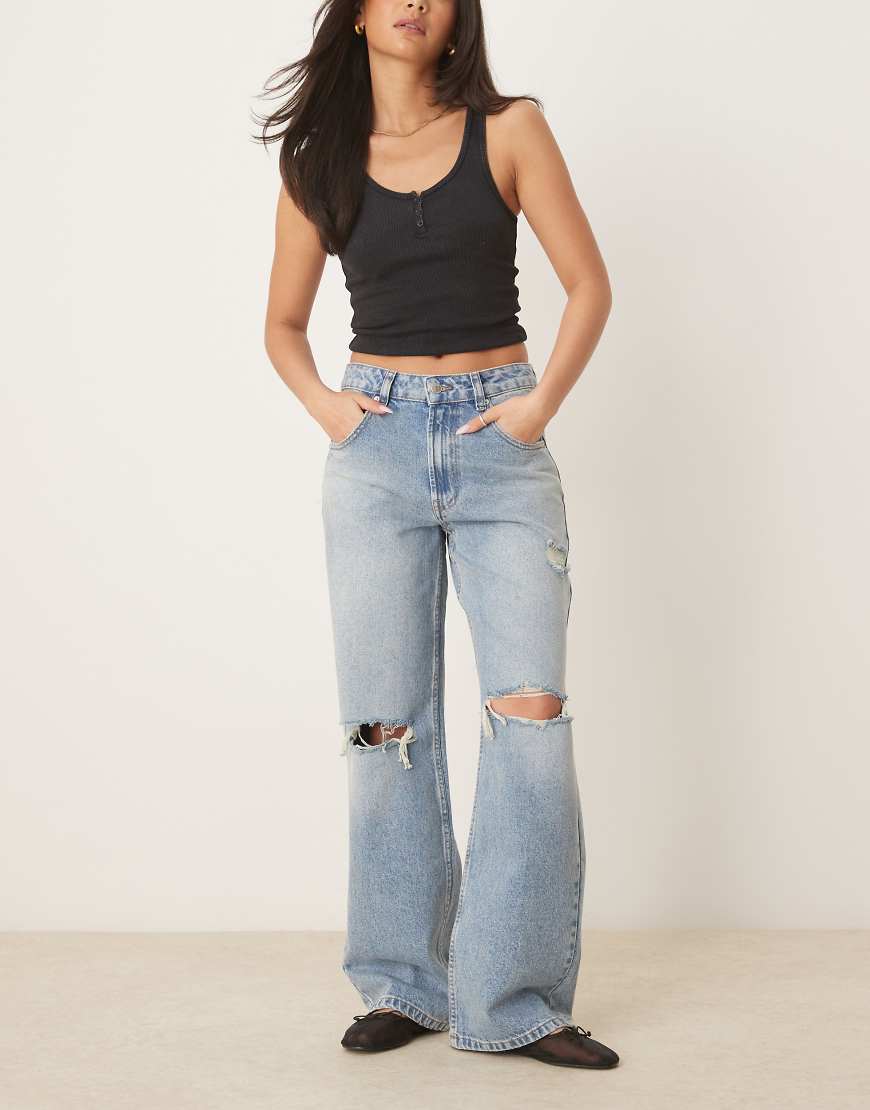 ASOS DESIGN - Weite Jeans in Mittelblau mit Zierrissen von ASOS DESIGN