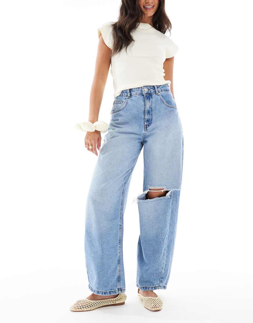 ASOS DESIGN - Jeans in mittelblauer Waschung mit hohem Bund, abgerundetem Beinschnitt und Knieriss von ASOS DESIGN