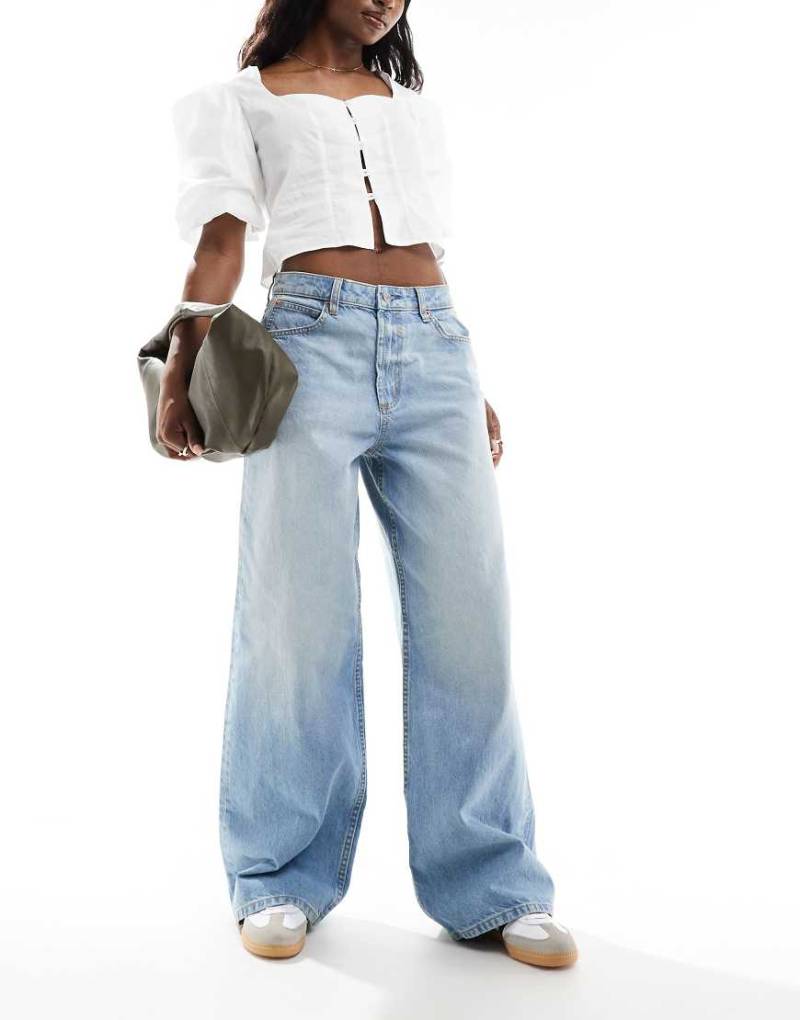 ASOS DESIGN - Weite Jeans in Mittelblau mit weitem Schnitt von ASOS DESIGN
