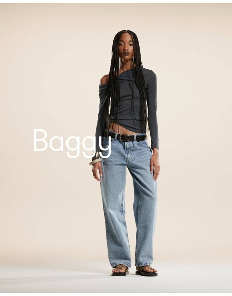 ASOS DESIGN - Weite Jeans in Mittelblau von ASOS DESIGN