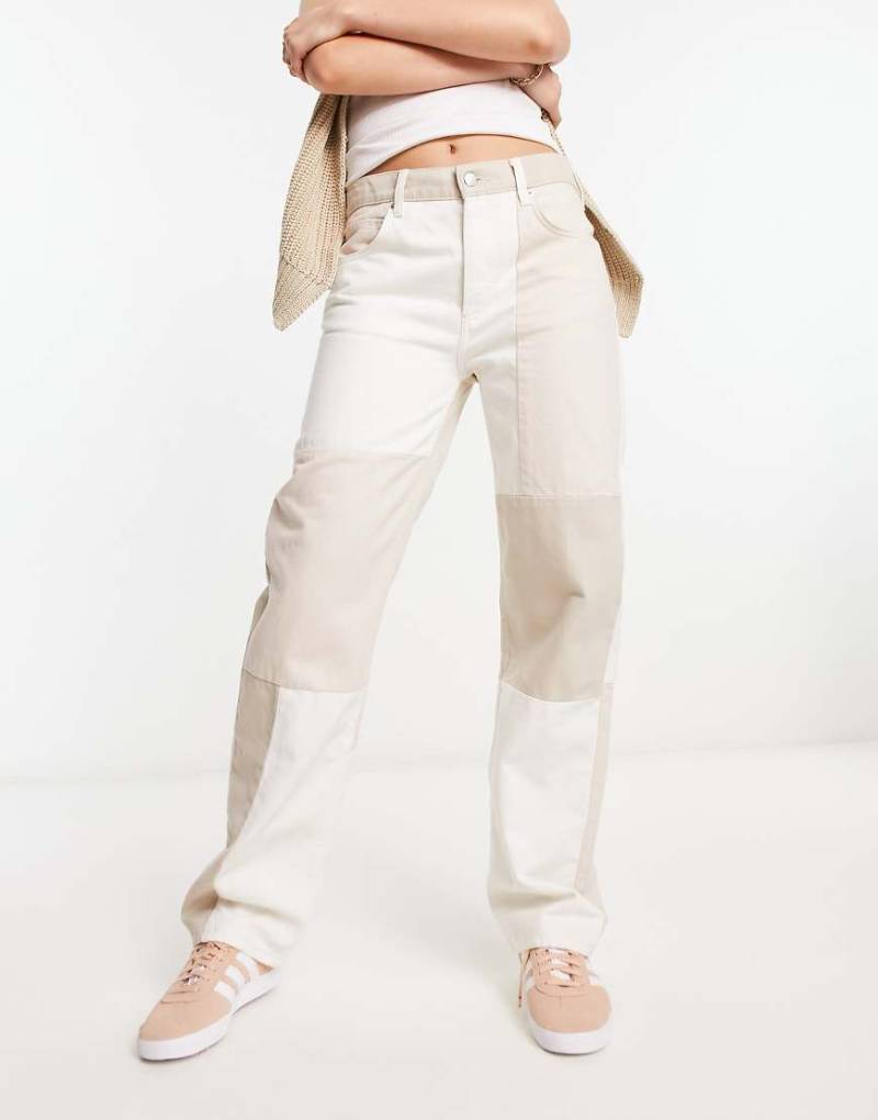ASOS DESIGN - Weite Jeans in Neutral mit Patchwork-Design von ASOS DESIGN