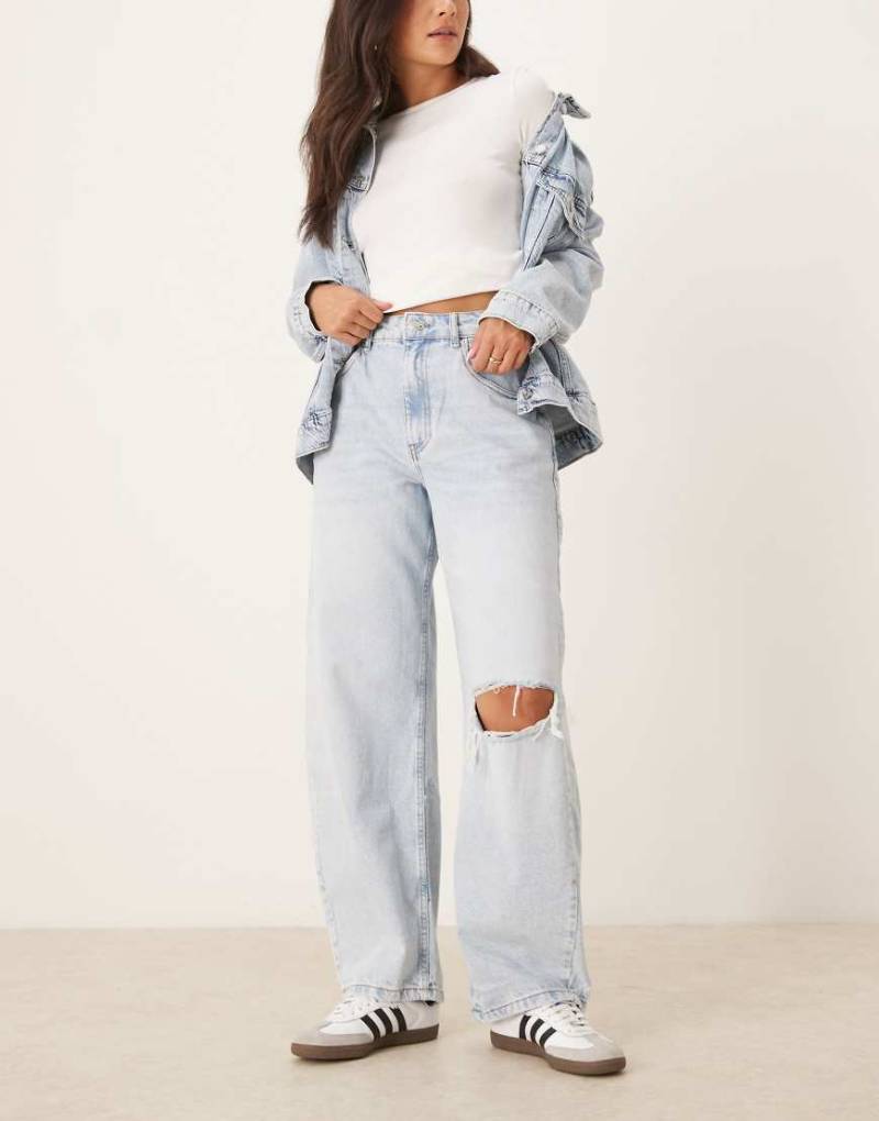 ASOS DESIGN - Weite Jeans in blassblauer Waschung mit hohem Bund und Rissen, Kombiteil von ASOS DESIGN