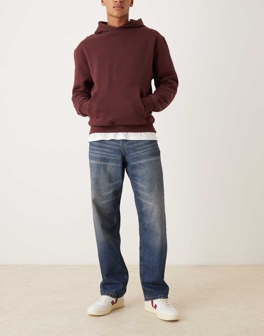 ASOS DESIGN - Weite Jeans in dunkelblauer Waschung mit Abnutzungen-Schwarz von ASOS DESIGN