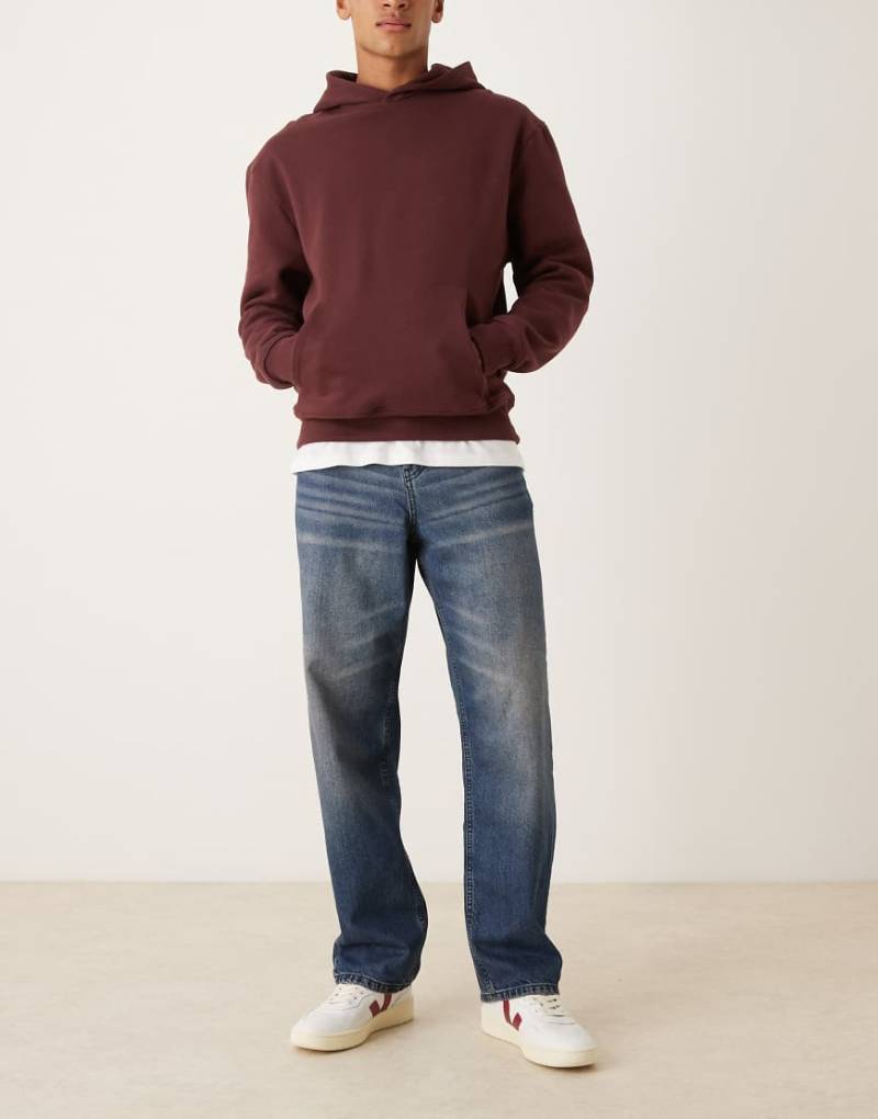 ASOS DESIGN - Weite Jeans in dunkelblauer Waschung mit Abnutzungen-Schwarz von ASOS DESIGN