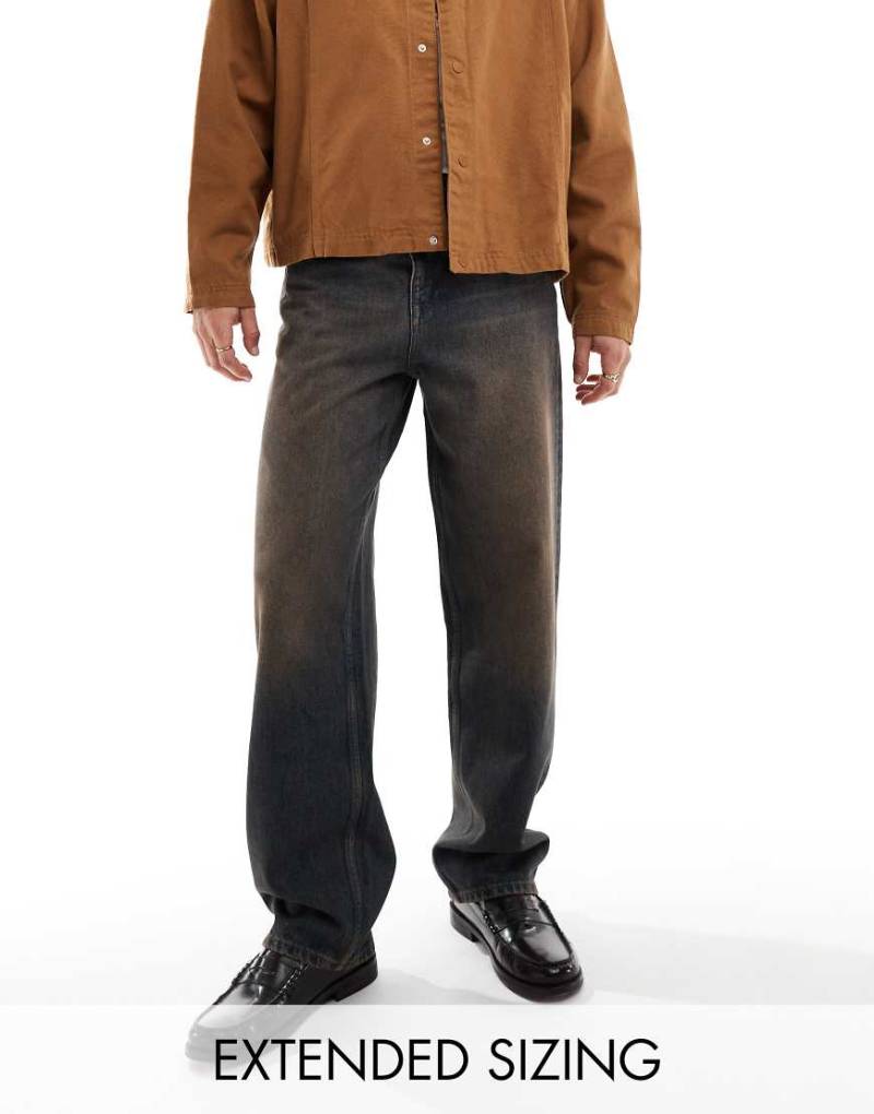 ASOS DESIGN - Weite Jeans in dunkelblauer Waschung mit braunem Farbstich von ASOS DESIGN