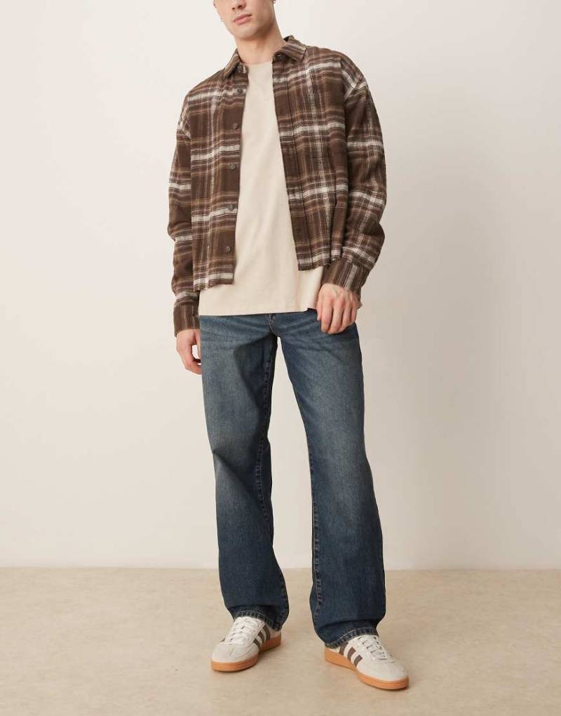 ASOS DESIGN - Weite Jeans in dunkelblauer Waschung von ASOS DESIGN