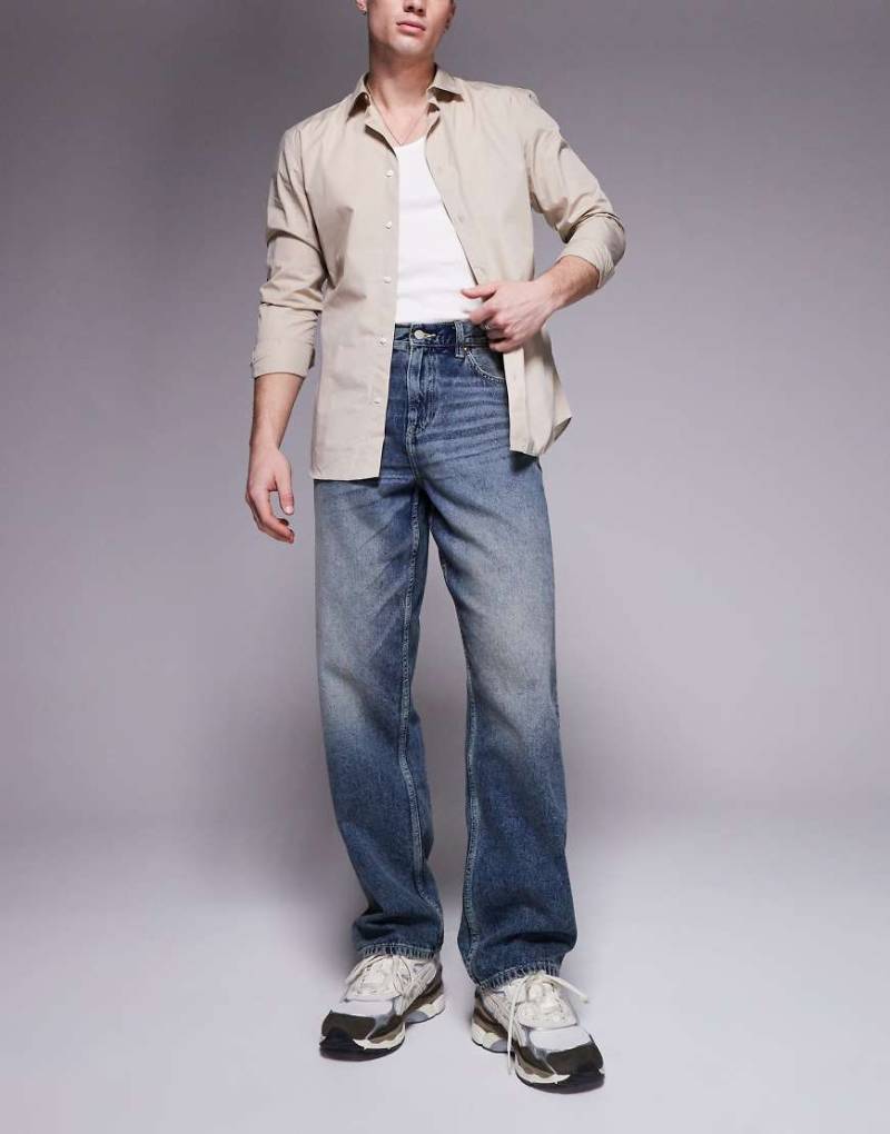 ASOS DESIGN - Weite Jeans in dunkelblauer Waschung von ASOS DESIGN